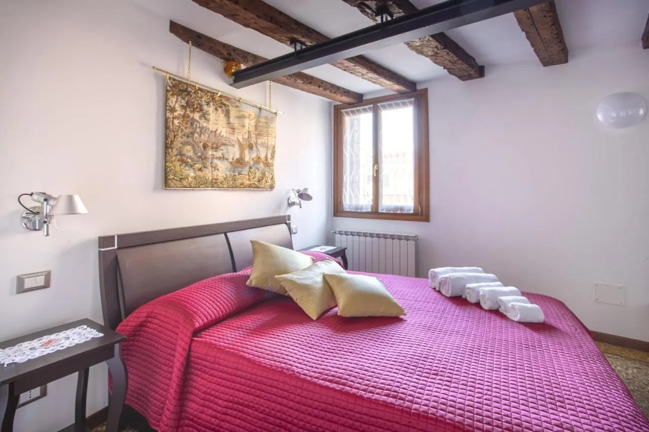 Guglie Canal View Apartment In Veneza