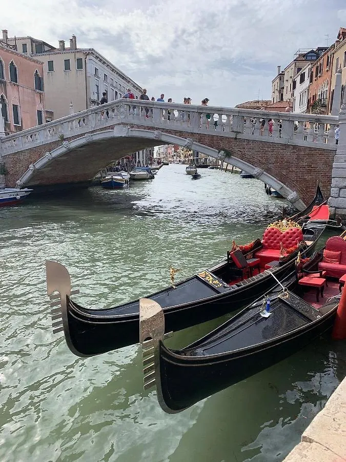 Guglie Canal View Apartment In Venice location