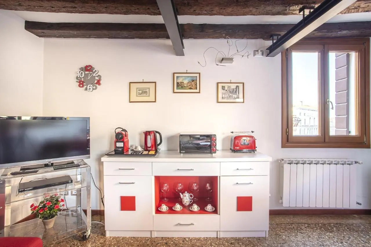 Guglie Canal View Apartment In Veneza